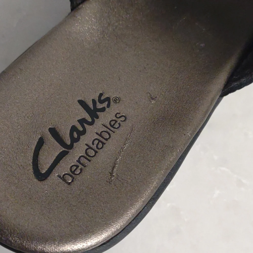 Clark's Bendables Women's Black Leather Laser Cutout Slip On Sandals Size 9.5
